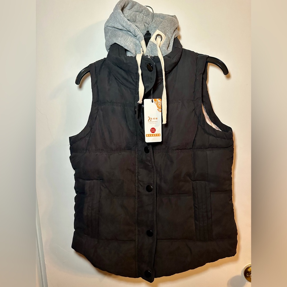 NWT black vest with gray hood size XXL